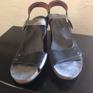 Taos brown sandals with shiny strap size 40
